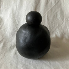画像をギャラリービューアに読み込む, 黒い蓋つき花瓶|とうげい hanaga(トウゲイ ハナガ)