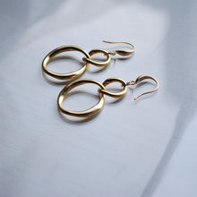 画像をギャラリービューアに読み込む, 柔らかな光|ダブルリングのニュアンス耳飾り|Une(ウーネ)