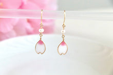 画像をギャラリービューアに読み込む, 桜の花びらと淡水パールのピアス.イヤリング(白)|Lab407(ラボヨンマルナナ)