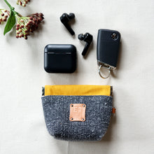 画像をギャラリービューアに読み込む, イヤホンポーチ/ガジェットポーチ/ケーブルポーチ(デニムライク)| 鍵、イヤホン、ケーブルなどの収納・持ち運びに便利 | 実用的 | 男前 | ギフト | クリスマスプレゼント | 誕生日 | バレンタイン | プチギフト | 男性 | 女性 | メンズ | ユニセックス|Des Ailes(デゼル)