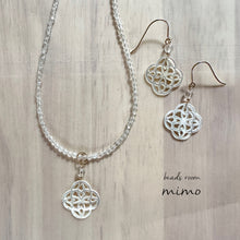 画像をギャラリービューアに読み込む, 白蝶貝透かしトップ付クリスタルショートネックレス|beads room mimo(ビーズルームミモ)