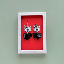 画像をギャラリービューアに読み込む, アクビをするネコ・ぎんなんの耳飾り|maltamarie(マルタマリエ)