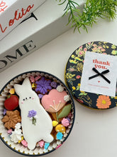 画像をギャラリービューアに読み込む, うさぎの華やかクッキー缶