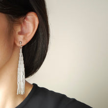 画像をギャラリービューアに読み込む, シルバーのロングビーズフリンジピアス|Ahki Beadwork(アーキービーズワーク)