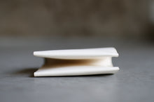 画像をギャラリービューアに読み込む, 削ぎ落とした職人仕立ての折財布〈LOCUS-SW〉|Has(ハズ)