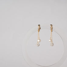 画像をギャラリービューアに読み込む, 耳元でチラっと揺れる上質なサクランボ。パヴェボールとパールの相性ばっちりコンビのイヤリング|BLANCHE NEIGE(ブランシュネージュ)