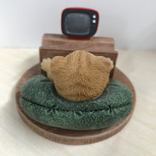 画像をギャラリービューアに読み込む, テレビを見る茶トラ スマホスタンド|WooBia(ウービア)