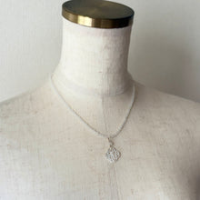 画像をギャラリービューアに読み込む, 白蝶貝透かしトップ付クリスタルショートネックレス|beads room mimo(ビーズルームミモ)
