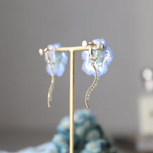 画像をギャラリービューアに読み込む, 本物のネモフィラとペリドットの揺れるピアス/イヤリング|FT2 works(エフティーツーワークス)