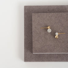 画像をギャラリービューアに読み込む, キラキラパヴェボールとツヤツヤゴールドボールのコンビピアス|BLANCHE NEIGE(ブランシュネージュ)