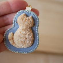 画像をギャラリービューアに読み込む, 和み猫のキーホルダー うしろ姿の茶トラ|Little Plum(リトルプラム)