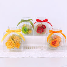 画像をギャラリービューアに読み込む, 【Flower Parfum 香水瓶四角型】バラ 母の日 ギフト プレゼント 両親贈呈品 出産 誕生日 記念日 インテリア 雑貨 プリザーブドフラワー ボトルアレンジメント|Luana Mally(ルアナ マリー)