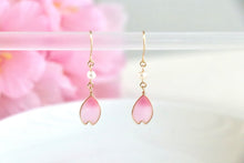 画像をギャラリービューアに読み込む, 桜の花びらと淡水パールのピアス.イヤリング(ピンク)|Lab407(ラボヨンマルナナ)