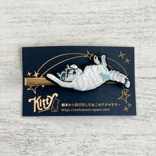 画像をギャラリービューアに読み込む, へそ天で眠るネコ・マフィンの髪飾り|maltamarie(マルタマリエ)