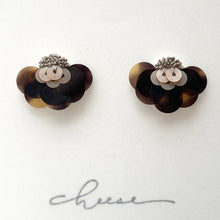 画像をギャラリービューアに読み込む, 刺繍ピアス/イヤリング 「踊り子」べっこう|cheese(チーズ)
