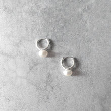 画像をギャラリービューアに読み込む, パール ハギーピアス(シルバー925)|SMUK(スムーク)