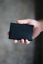 画像をギャラリービューアに読み込む, 革の質感まで“印象”になる名刺入れ〈UNUS-C〉|Has(ハズ)