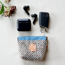画像をギャラリービューアに読み込む, イヤホンポーチ/ガジェットポーチ/ケーブルポーチ(茶系ツイード)| 鍵、イヤホン、ケーブルなどの収納・持ち運びに便利 | 実用的 | 男前 | ギフト | クリスマスプレゼント | 誕生日 | バレンタイン | プチギフト | 男性 | 女性 | メンズ | ユニセックス|Des Ailes(デゼル)