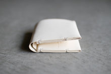 画像をギャラリービューアに読み込む, 削ぎ落とした職人仕立ての折財布〈LOCUS-SW〉|Has(ハズ)