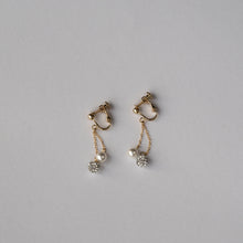 画像をギャラリービューアに読み込む, 耳元でチラっと揺れる上質なサクランボ。パヴェボールとパールの相性ばっちりコンビのイヤリング|BLANCHE NEIGE(ブランシュネージュ)