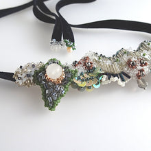 画像をギャラリービューアに読み込む, 雪原//立体刺繡のベロアリボンネックレス|hanmmmo(ハンモ)