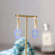 画像をギャラリービューアに読み込む, 本物のネモフィラとメタルリーフのピアス/イヤリング|FT2 works(エフティーツーワークス)