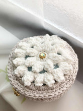 画像をギャラリービューアに読み込む, コロンと可愛い丸ミニポーチ お花モチーフ|M'S CROCHET(エムズクロシェット)