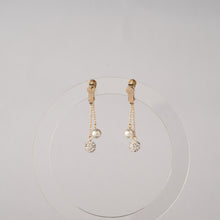 画像をギャラリービューアに読み込む, 耳元でチラっと揺れる上質なサクランボ。パヴェボールとパールの相性ばっちりコンビのイヤリング|BLANCHE NEIGE(ブランシュネージュ)