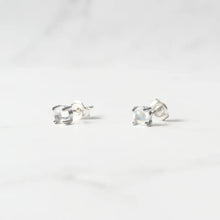 画像をギャラリービューアに読み込む, ムーンストーン スタッドピアス(シルバー925/ロジウムプレーティング)|SMUK(スムーク)