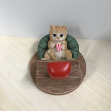 画像をギャラリービューアに読み込む, テレビを見る茶トラ スマホスタンド|WooBia(ウービア)