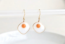 画像をギャラリービューアに読み込む, ぷっくりツヤツヤ目玉焼きピアス.イヤリング ミニチュア Sunny-side up|Lab407(ラボヨンマルナナ)