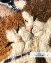 画像をギャラリービューアに読み込む, 羊毛フェルトのおひるね猫パスケース なかよし 茶トラ ハチワレ |たろじろ