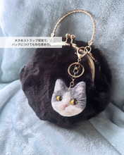 画像をギャラリービューアに読み込む, 羊毛フェルトの存在感ある猫ストラップ M(ハチワレ)|たろじろ