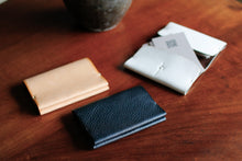 画像をギャラリービューアに読み込む, 革の質感まで“印象”になる名刺入れ〈UNUS-C〉|Has(ハズ)