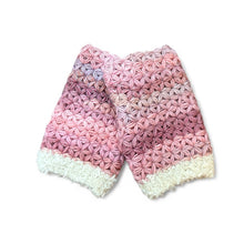 画像をギャラリービューアに読み込む, グラデーションピンクのお花いっぱいハンドウォーマー|M'S CROCHET(エムズクロシェット)