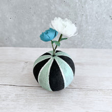 画像をギャラリービューアに読み込む, 炭団オブジェ / 〇+白+ブルー|櫂の炭(カイノスミ)