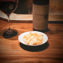 画像をギャラリービューアに読み込む, ゴーダビンテージクラッシュドスモークチーズ 50g|HENRYM BAR MEALS(ヘンリムバーミールズ)