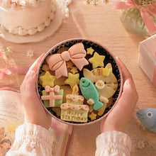 画像をギャラリービューアに読み込む, 手のひら缶/きみと季節のとなりに「HappyBirthday」ねこ|Patisserieシュシュ(パティスリーシュシュ)