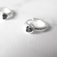 画像をギャラリービューアに読み込む, オニキス ハートハギーピアス(シルバー925)|SMUK(スムーク)
