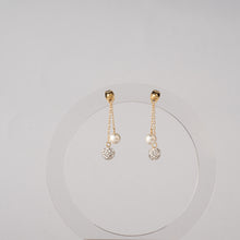 画像をギャラリービューアに読み込む, 耳元でチラっと揺れる上質なサクランボ。パヴェボールとパールの相性ばっちりコンビのピアス|BLANCHE NEIGE(ブランシュネージュ)