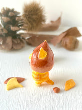 画像をギャラリービューアに読み込む, 栗をかぶった猫さん~黄トラ~|手ノヒラ堂(テノヒラドウ)