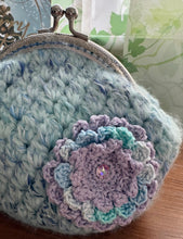 画像をギャラリービューアに読み込む, 薄紫のガーベラ付き空色がま口ポーチ|M'S CROCHET(エムズクロシェット)