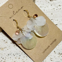 画像をギャラリービューアに読み込む, シェルフラワーピアス/イヤリング|a.line(エーライン)