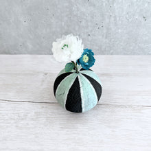 画像をギャラリービューアに読み込む, 炭団オブジェ / 〇+白+ブルー|櫂の炭(カイノスミ)