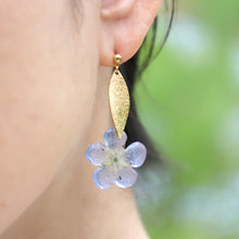画像をギャラリービューアに読み込む, 本物のネモフィラとメタルリーフのピアス/イヤリング|FT2 works(エフティーツーワークス)