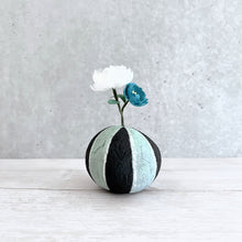 画像をギャラリービューアに読み込む, 炭団オブジェ / 〇+白+ブルー|櫂の炭(カイノスミ)