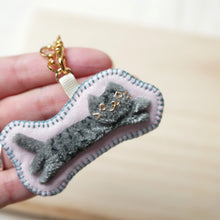 画像をギャラリービューアに読み込む, 和み猫のバッグチャーム 灰とら ながのび|Little Plum(リトルプラム)