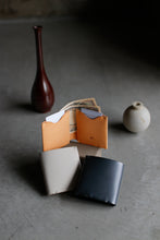 画像をギャラリービューアに読み込む, 削ぎ落とした職人仕立ての折財布〈LOCUS-SW〉|Has(ハズ)