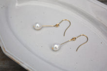画像をギャラリービューアに読み込む, 「月の雫珠」国産あこや真珠バロックパール*サージカルステンレス・ピアス(ロング)|ツバメ舎(ツバメシャ)