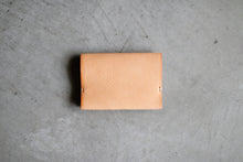 画像をギャラリービューアに読み込む, 革の質感まで“印象”になる名刺入れ〈UNUS-C〉|Has(ハズ)